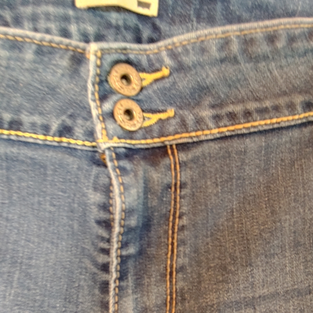 Levi's Medium Wash 2 Button Fly Denim Capris - Picture 5 of 8